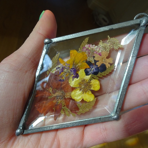 Vintage 1970s Dried Floral Flower Power Cottagecore Glass Diamond Suncatcher - Picture 2 of 8